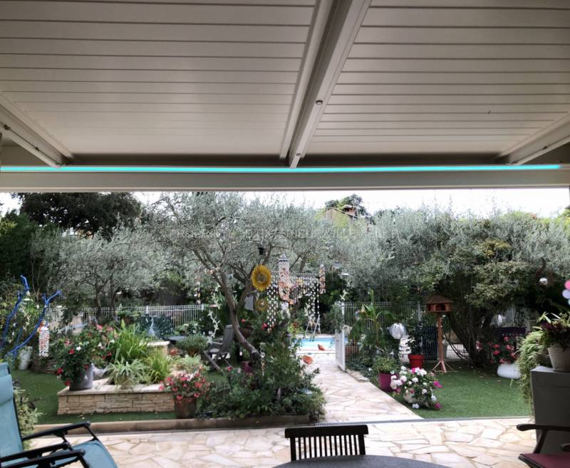 Réalisation d'une pergola bioclimatique design de couleur blanche dans une maison sur la commune d'Aubais département du Gard (30)