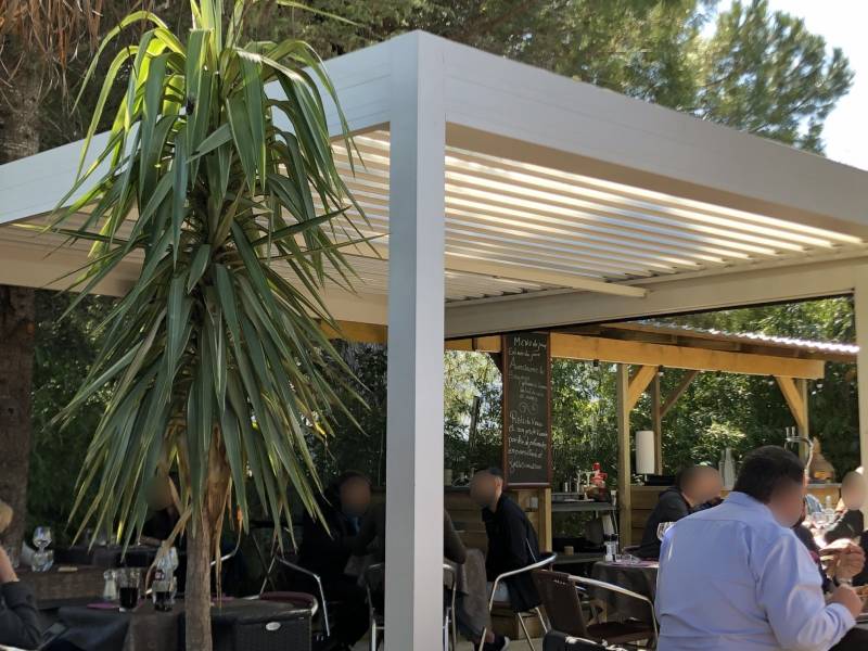 Réalisation d'une pergola pour une protection terrasse restaurant  Protégé à Lattes près de Mauguio Hérault