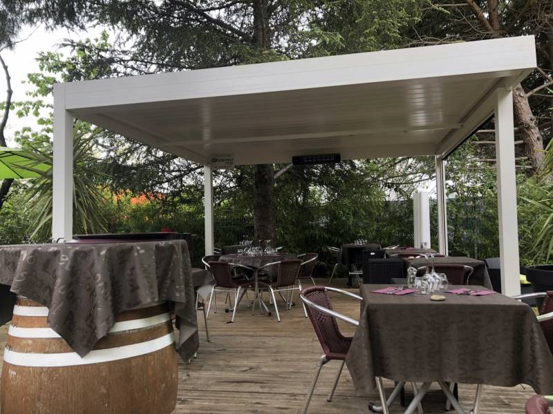 Installation pergola bioclimatique pour terrasse restaurant à Lattes près de la Grande-Motte 34