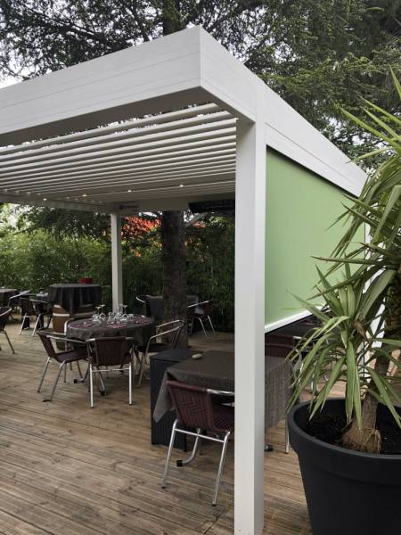 Solution de protection d'une terrasse avec une pergola lames orientables à Lattes près de Palavas les Flots en Occitanie