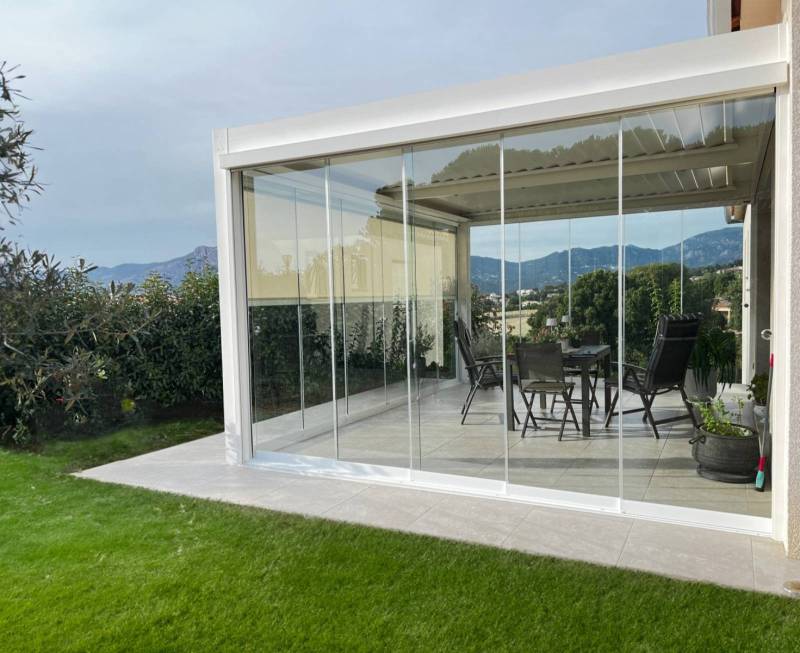 Installation de vitrage panoramique pour fermer une pergola sur Castelnau