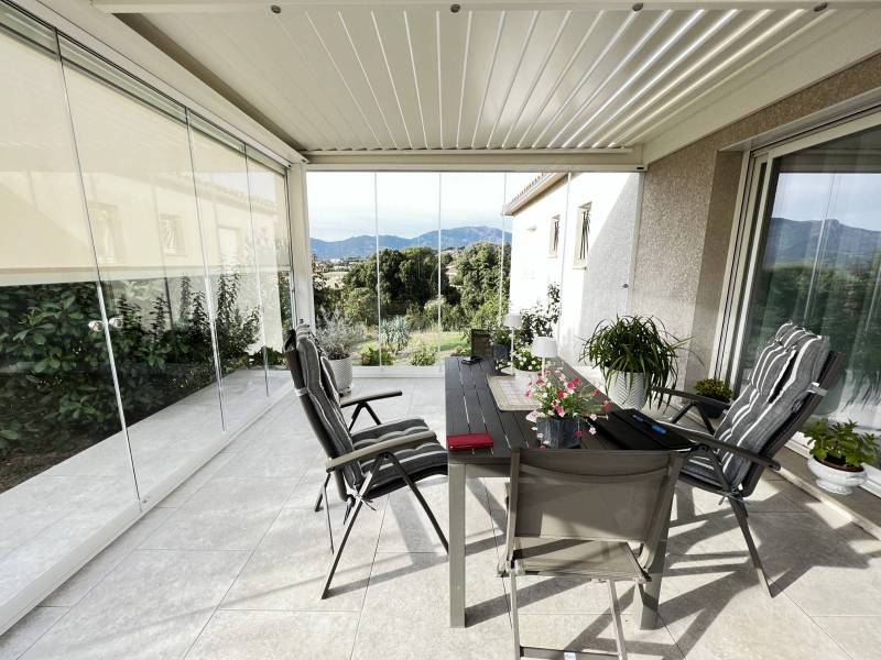 Installation de vitrage panoramique pour pergola vers Avignon 84