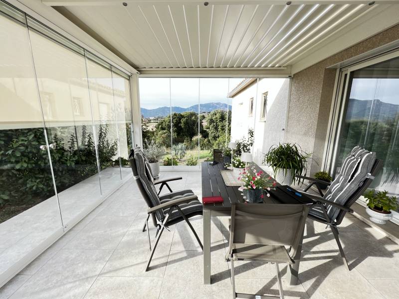 Fermer sa pergola avec vitrage coulissant ou pivotant - 3d Extérieur à Villevieille