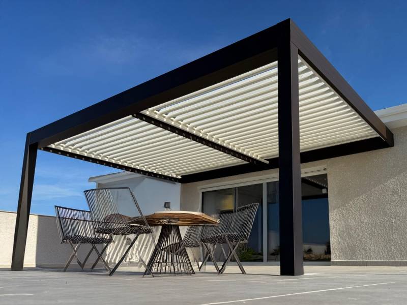 Réalisation d'une pergola bioclimatique design sur mesure 6X4 pose adossée à Nîmes dans le 30