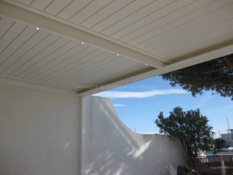 Pergola bioclimatique de couleur blanche (Ral 9010) à lames orientables située à Port Camargues dans le Gard