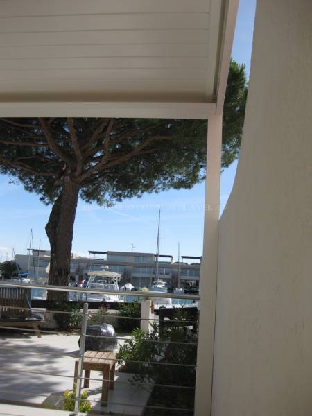 Pergola bioclimatique de couleur blanche (Ral 9010) à lames orientables située à Port Camargues dans le Gard