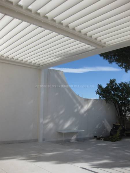 Pergola bioclimatique de couleur blanche (Ral 9010) à lames orientables située à Port Camargues dans le Gard