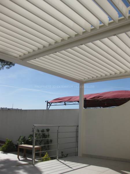 Pergola bioclimatique de couleur blanche (Ral 9010) à lames orientables située à Port Camargues dans le Gard