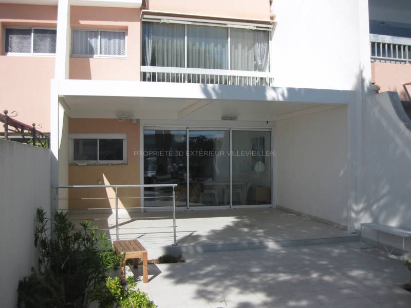 Pergola bioclimatique de couleur blanche (Ral 9010) à lames orientables située à Port Camargues dans le Gard
