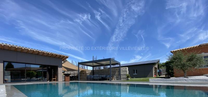 Pergola en aluminium Solisysteme lignes sobres et indémodables votre projet s’adapte à tous les styles d’architecture installation sur Saint-Gilles proche d'Arles dans le Gard (30) Occitanie