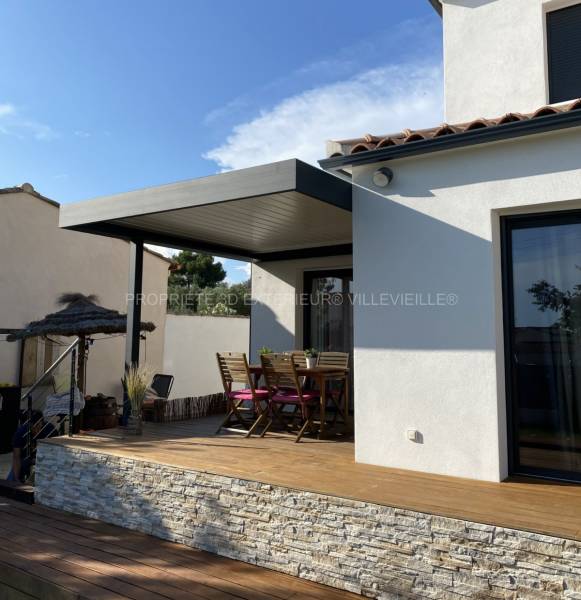 Pergola bioclimatique avec déport design sur la commune d'Aigues Vives département du Gard (30)