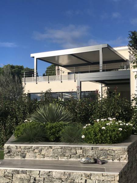 Pergola bioclimatique couleur gris anthracite dans l'Hérault à Baillargues Golf de Massane