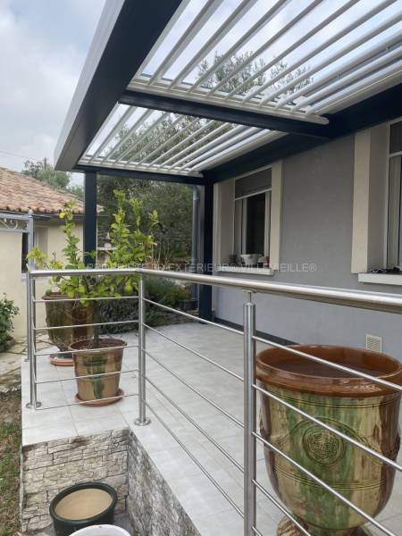 Extension d’ une terrasse avec une pergola située à Nîmes dans le Gard