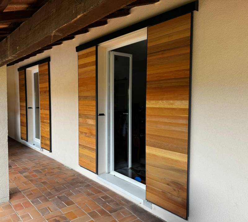 Volets coulissants deux vantaux en bois Medley et aluminium installé à Aujargues 30