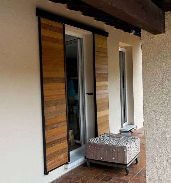 Projet sur mesure volets coulissant cadre en aluminium et remplissage bois Medley près de Calvisson Gard