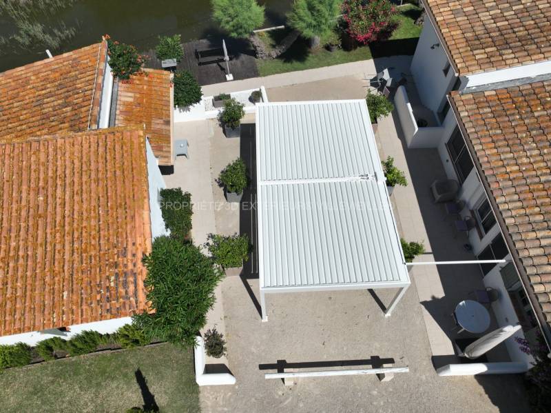 Entreprise pour conception et réalisation de pergola bioclimatique aux Saintes Maries de la Mer