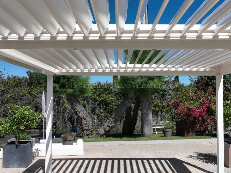 Installation d'une pergola en aluminium autoportée aux Saintes Maries de la Mer