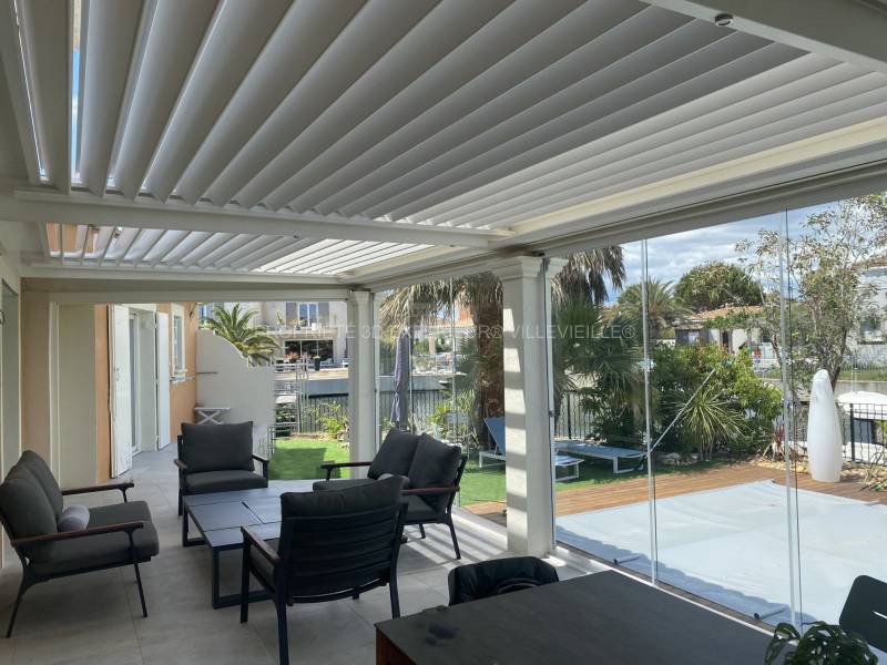 Installation pergola lames parallèles avec vitrage coulissant incassable à Aigues-Mortes 30