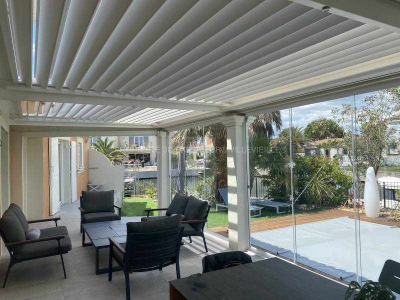 Solution de fermeture pour pergola bioclimatique sur une terrasse à Bastelicaccia en Corse