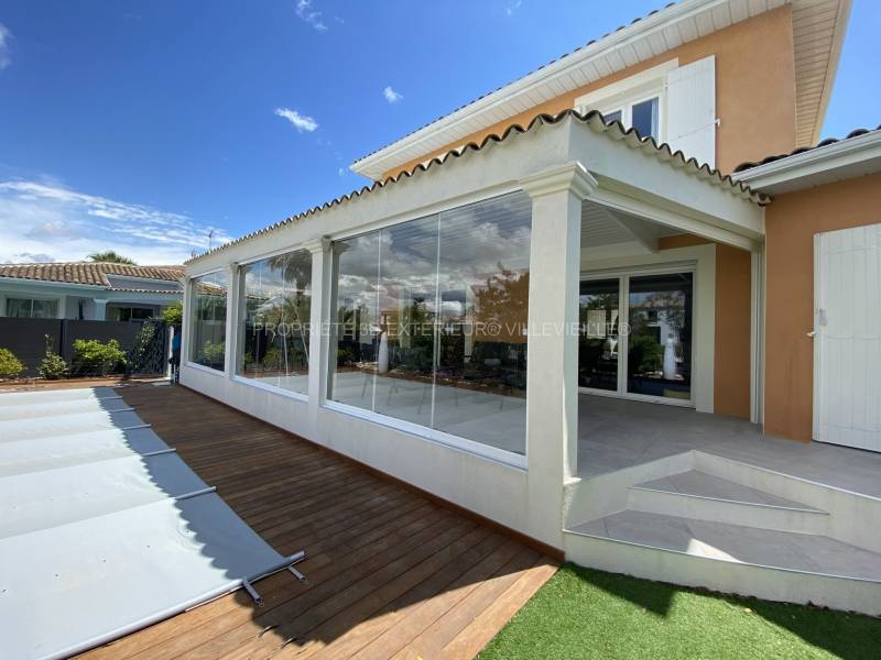 Solution de fermeture pour pergola bioclimatique sur une terrasse à Bastelicaccia en Corse