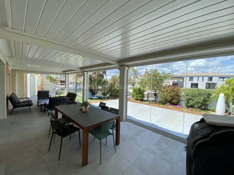 Solution de protection latérale pour une pergola installée à Aigues-Mortes proche 34