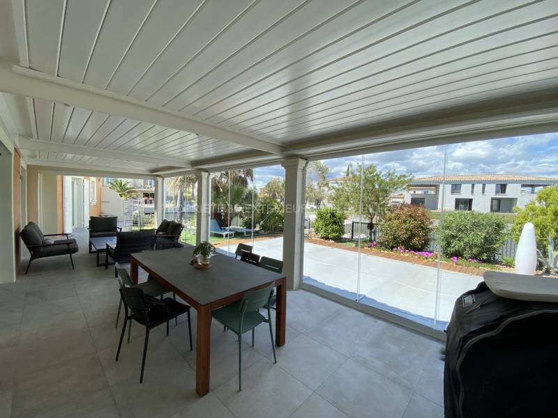 Solution de fermeture pour pergola bioclimatique sur une terrasse à Bastelicaccia en Corse