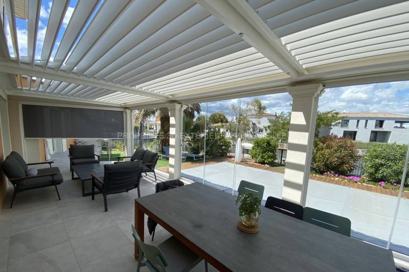 Solution de fermeture pour pergola bioclimatique sur une terrasse à Bastelicaccia en Corse