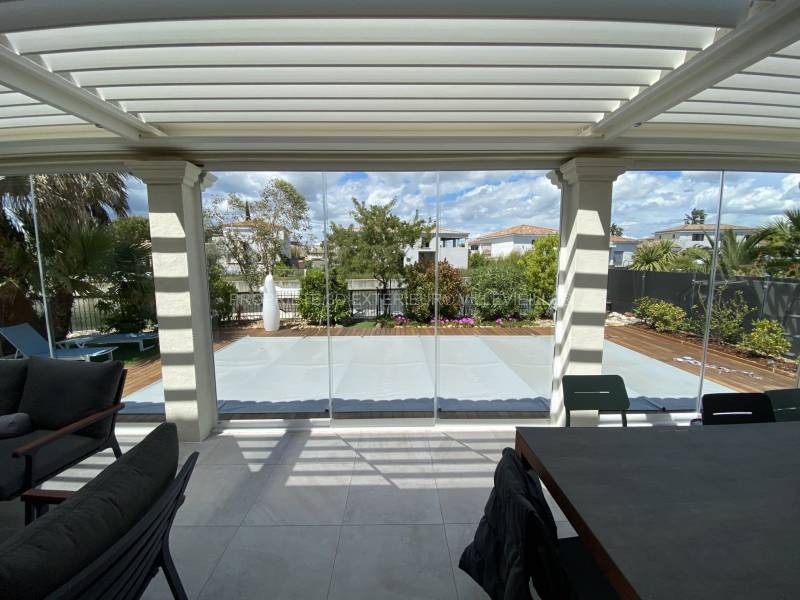 Aménagement d'une pergola avec paroi en verre à Aigues-Mortes Gard