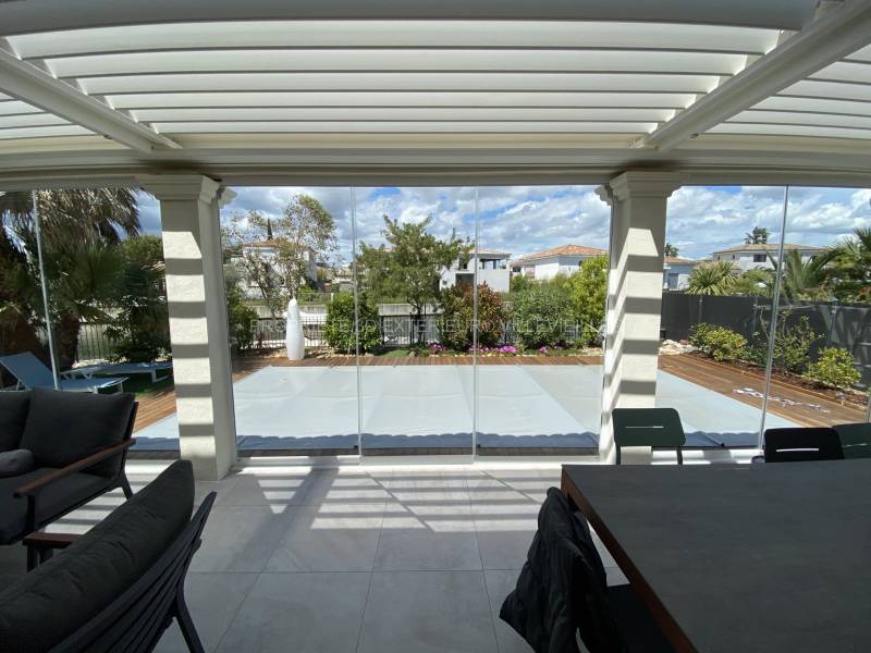 Solution de fermeture pour pergola bioclimatique sur une terrasse à Bastelicaccia en Corse