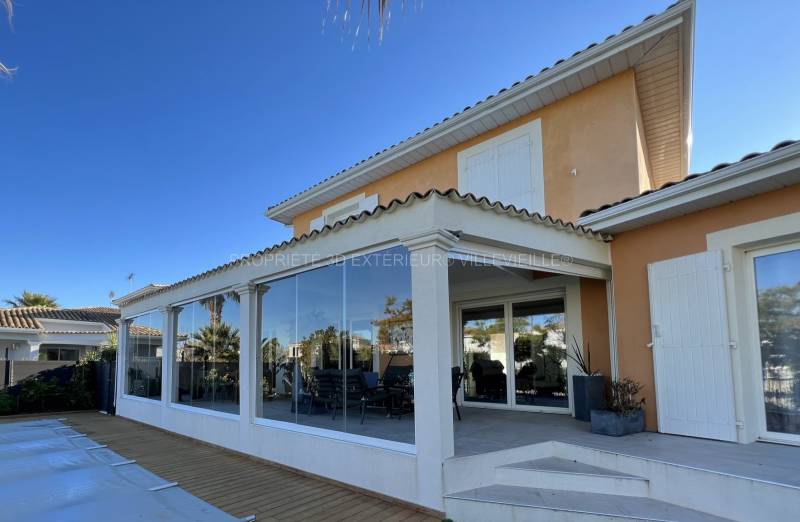 Solution de fermeture pour pergola bioclimatique sur une terrasse à Bastelicaccia en Corse