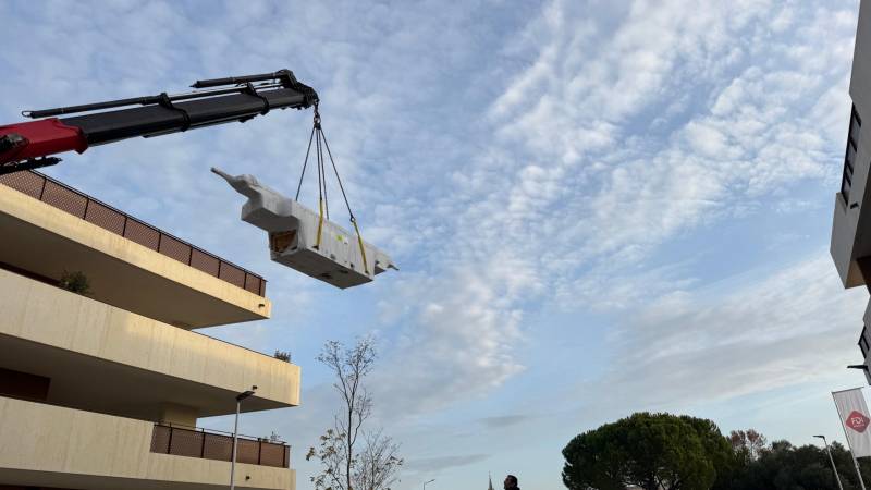 Grutage et installation situées au cœur de Castries dans l'Héraut 34
