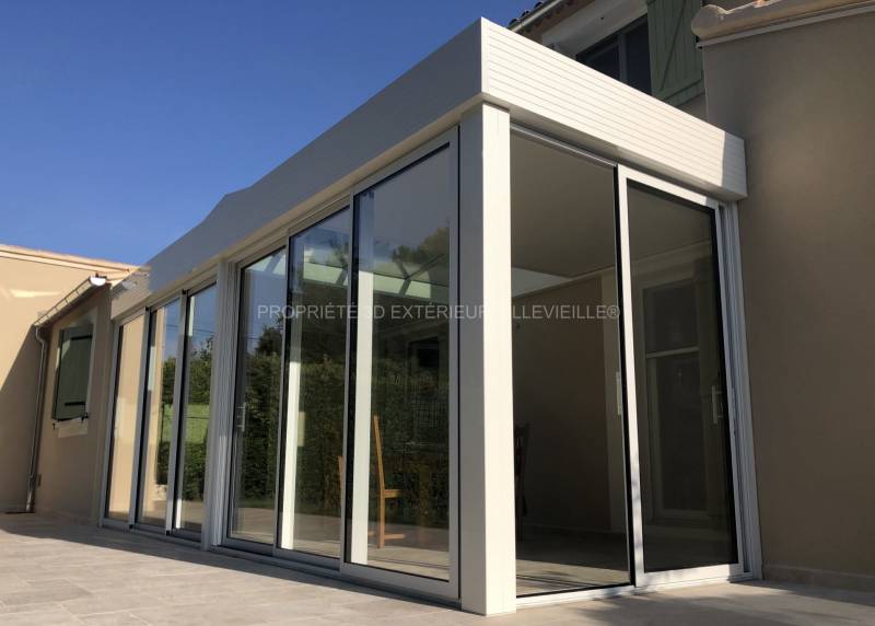 Installation d'une véranda dernière génération de couleur blanche (ral 9010) à toit plat et son puit de lumière sur la commune d'Avignon dans le département du Vaucluse (84)
