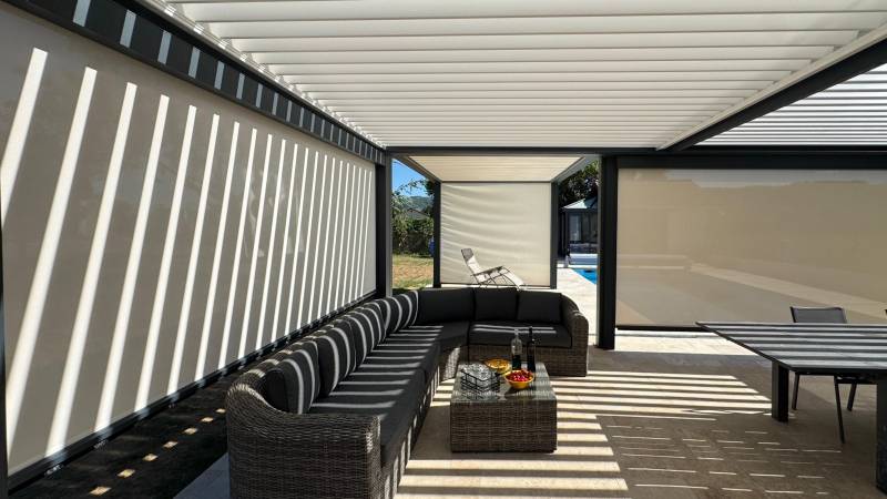 Fabrication sur mesure d'une pergolas à lames orientables adossée 7X4 installée à Nîmes dans le 30