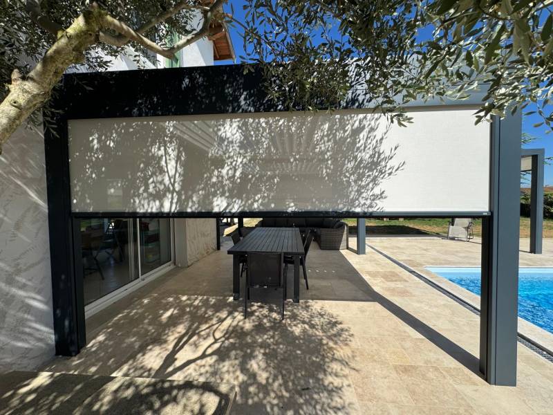 Exemple de pergolas bioclimatique réalisée sur mesure et installée à Nîmes dans le 30