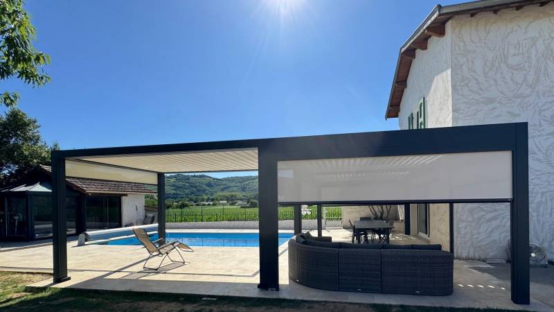 Photo d'une pergolas bioclimatique adossée fabriquée sur mesure et installée à Nîmes dans le Gard
