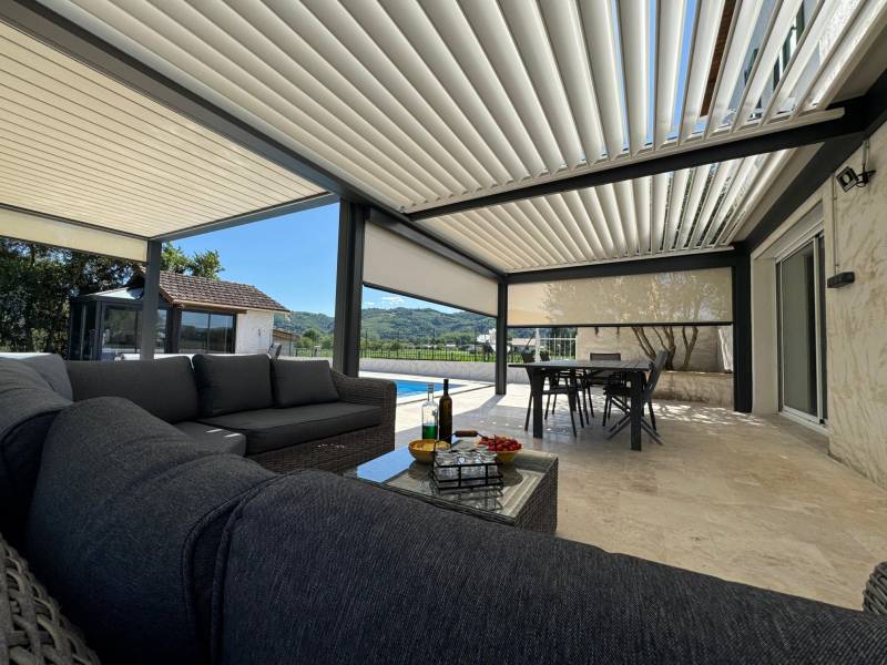 Réalisation d'une pergolas bioclimatique sur mesure 7X4 à Nîmes dans le Gard