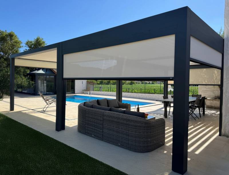 Pose adossée d'une pergolas 7X4 à lames orientables fabriquée sur mesure à Nîmes dans le Gard