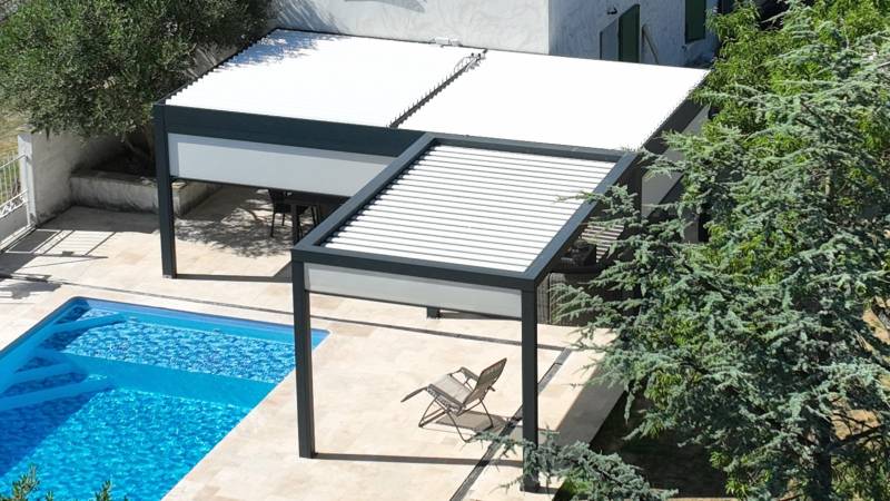 Photo de la pose d'une pergolas à lames orientables adossée 7X4 conçue sur mesure à Nîmes dans le 30
