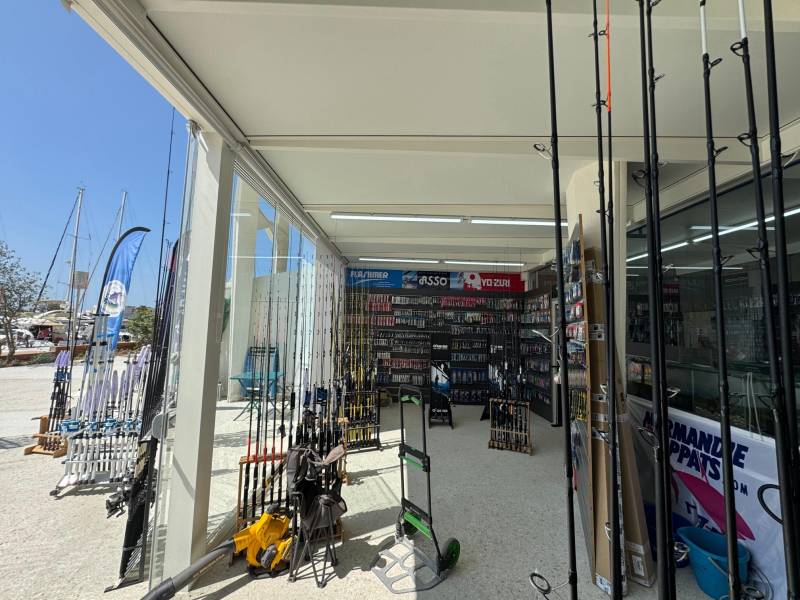 Pose adossée d'une pergola pour professionnel conçue sur mesure pour un commerce à La Grande Motte dans le 34