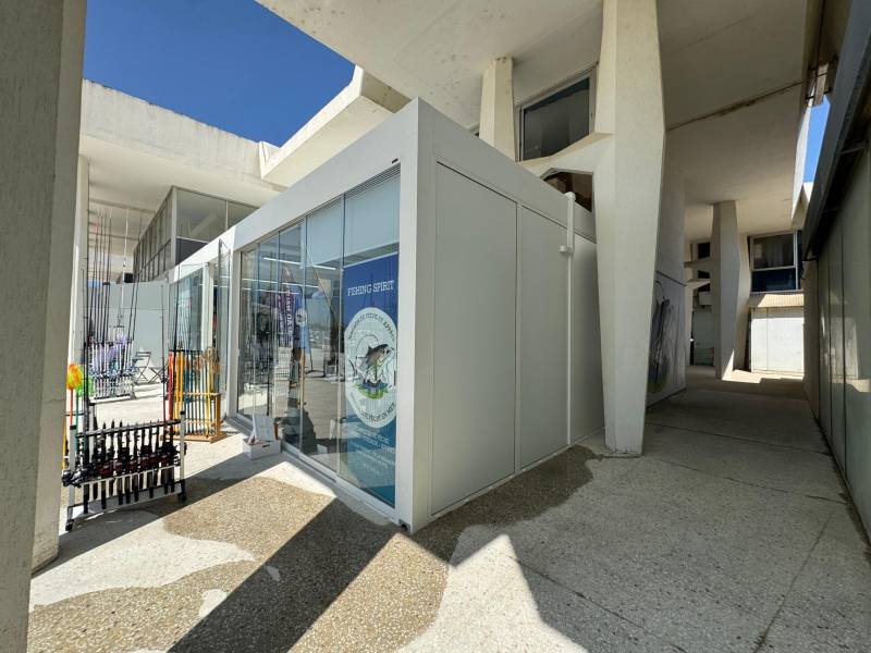 Réalisation d'une pergola professionnelle pour magasin fabriquée sur mesure à La Grande Motte dans l'Hérault