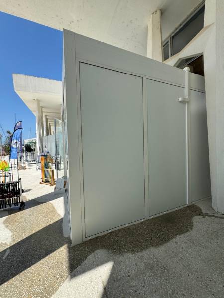 Réalisation d'une pergola pour professionnel sur mesure pose adossée à La Grande Motte dans l'Hérault