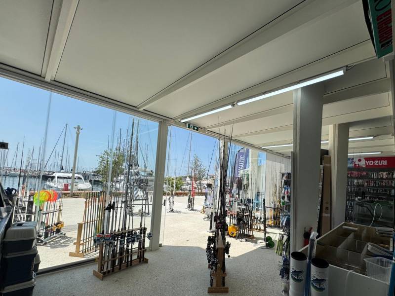 Photo d'une pergola professionnelle sur mesure réalisée pour une boutique à La Grande Motte dans le 34 