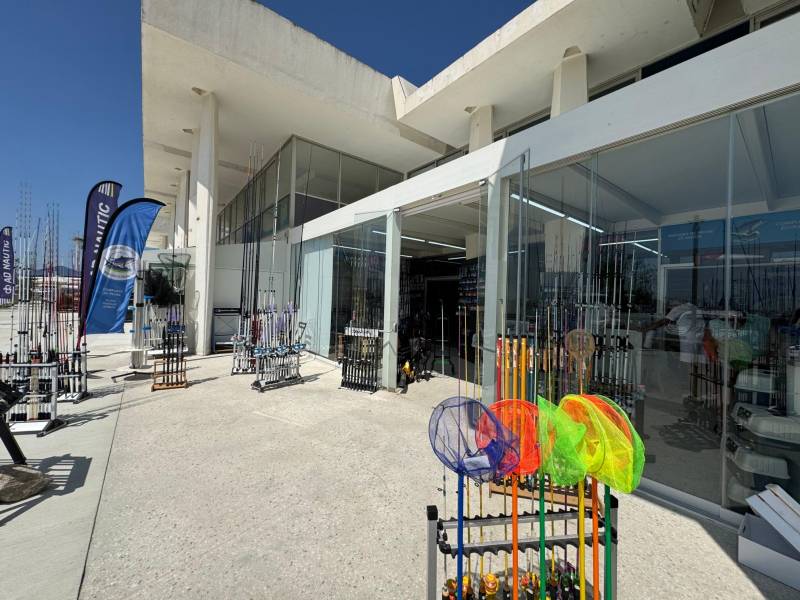 Photo d'une pergola professionnelle sur mesure avec toit fixe pour un commerce à La Grande Motte dans l'Hérault 