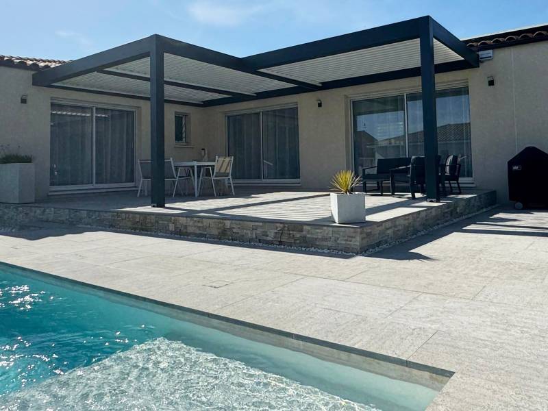 Photo d'une pergola à lames orientables aluminium conçue sur mesure et installée à Nîmes dans le 30