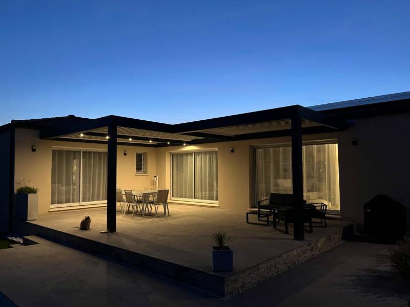 Conception sur mesure d'une pergola bioclimatique avec éclairage led intégré à Nîmes dans le 30