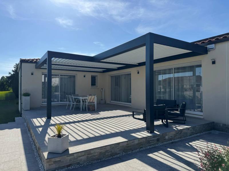 Pose adossée d'une pergola bioclimatique fabriquée sur mesure et installée à Nîmes dans le 30