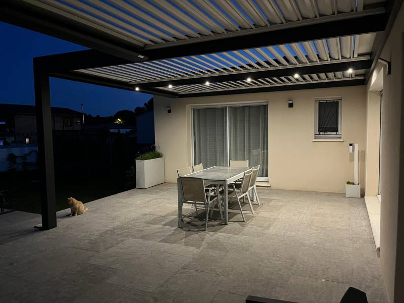 Réalisation d'une pergola aluminium bioclimatique sur mesure adossée à Nîmes dans le 30