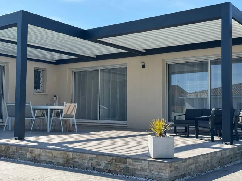 Fabrication sur mesure d'une pergola bioclimatique aluminium installée à Nîmes dans le 30