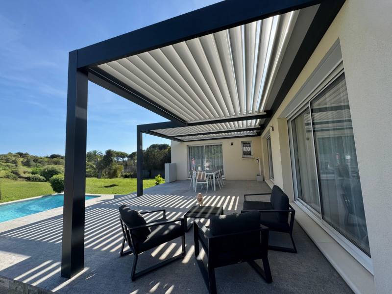 Exemple de pergola bioclimatique fabriquée sur mesure avec pose adossée à Nîmes dans le Gard