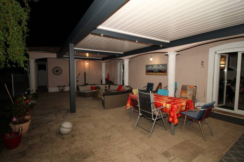 Pergola à lames orientables conçue sur mesure pose adossée 3 murs à Nîmes dans le 30